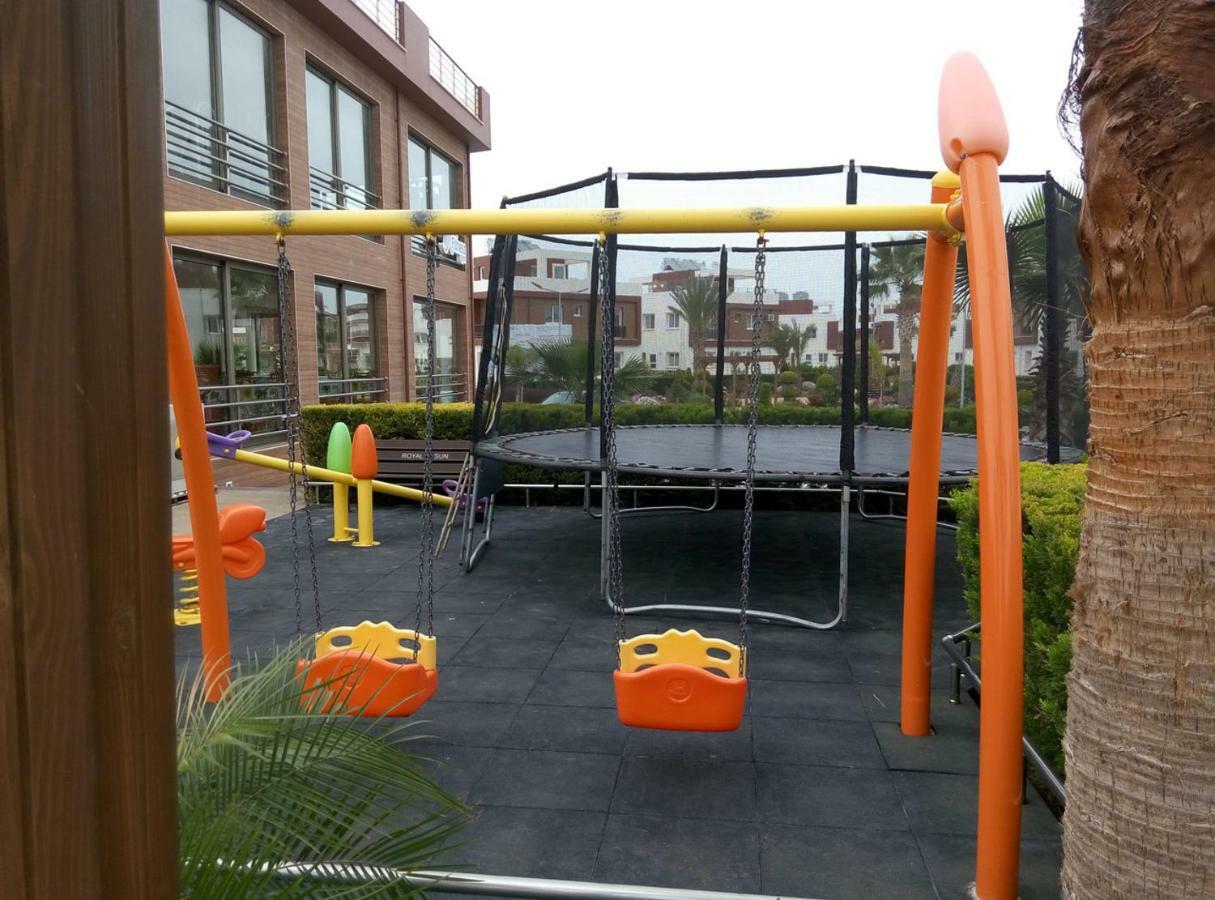 Long Beach Holiday Apartments Trikomo Luaran gambar